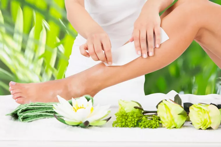 Épilation des demi-jambes par une esthéticienne dans un institut de beauté, L'Isle-Adam, Signature Valentine